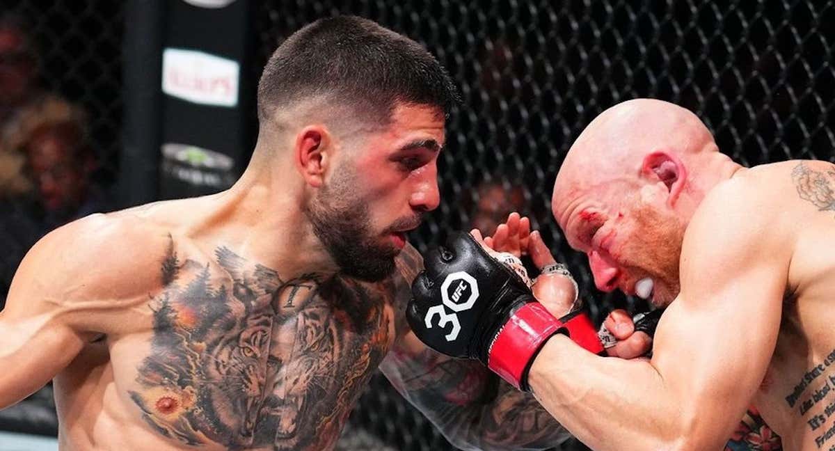 Ilia Topuria golpea a Josh Emmett durante su combate en el UFC Jacksonville.