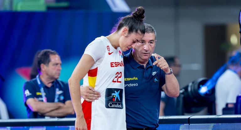Miguel Méndez charla con María Conde en la final del Eurobasket 2023.