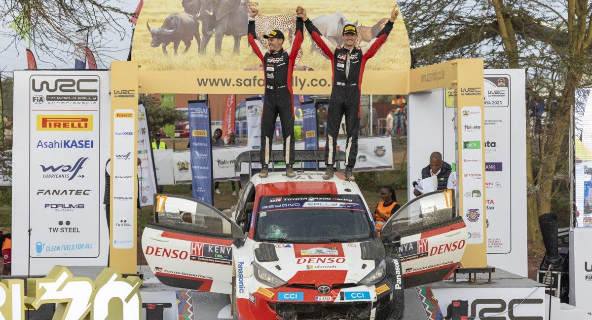 Sébastien Ogier y su copiloto, Vincent Landais, celebran su victoria en el Rally de Kenia 2023.