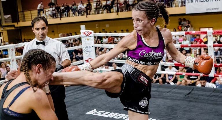Cristina Morales golpea a una oponente durante un combate.