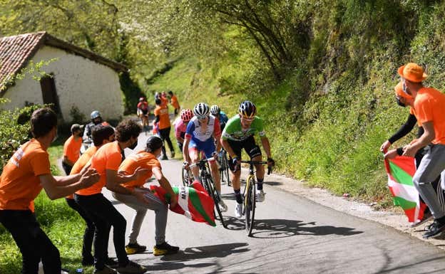 Aficionados vascos animan a Roglic y Gaudu durante un ataque. Getty Images