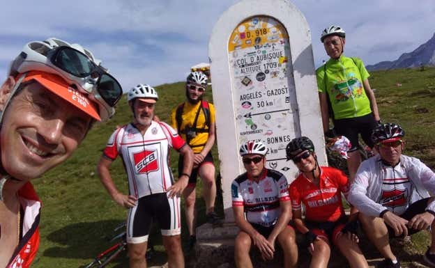 Javier, con su grupeta, en el Col del Aubisque. Cedida