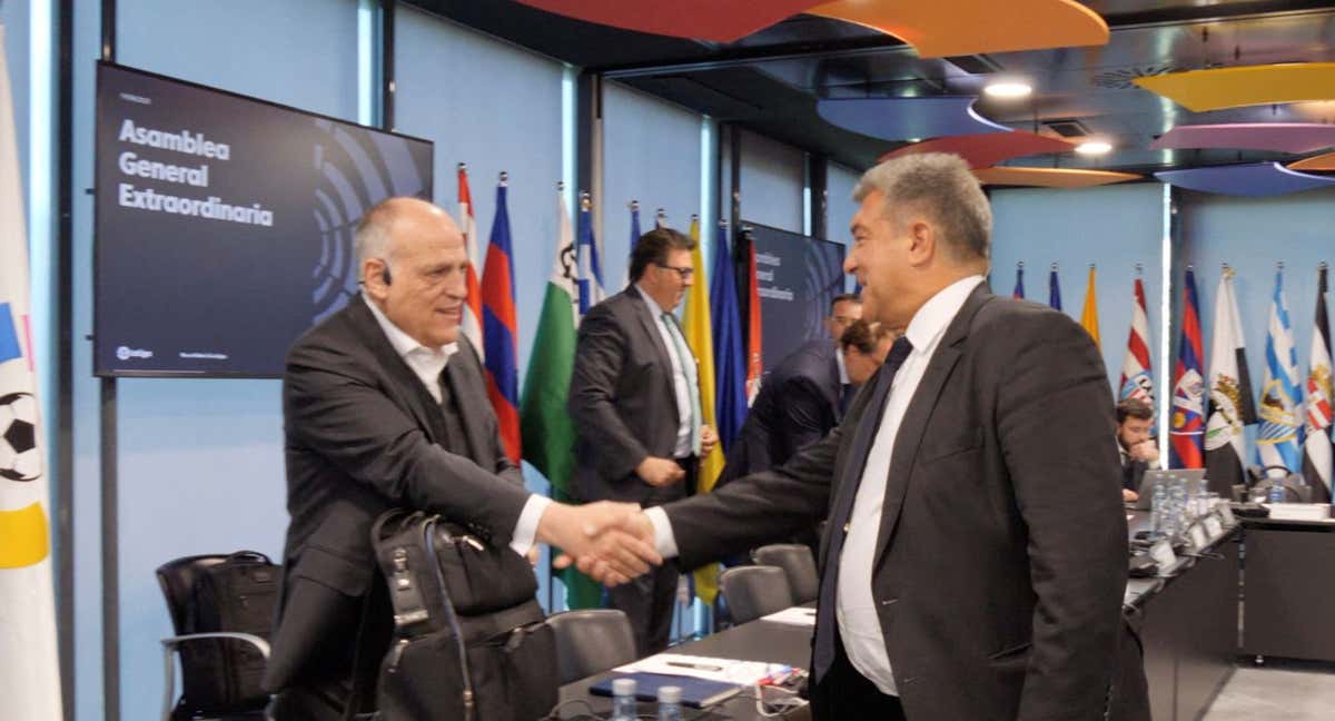 El presidente de LaLiga, Javier Tebas, y el del Barcelona, Joan Laporta, en una Asamblea de LaLiga.