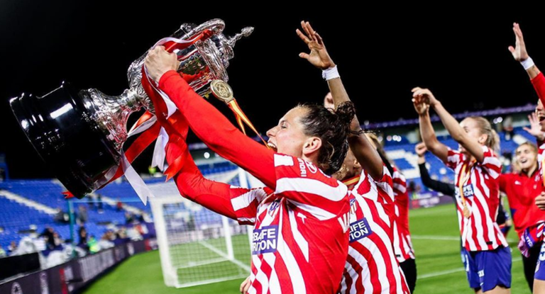 Las jugadoras del Atleti celebran la conquista de la Copa de la Reina.