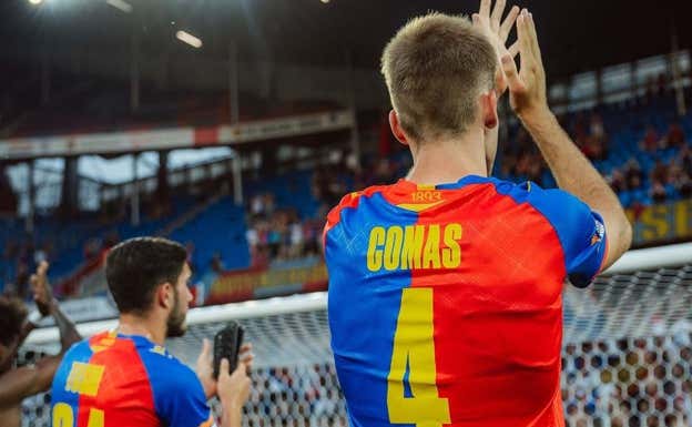 Comas saluda a su afición tras un partido.  @arnaucomas