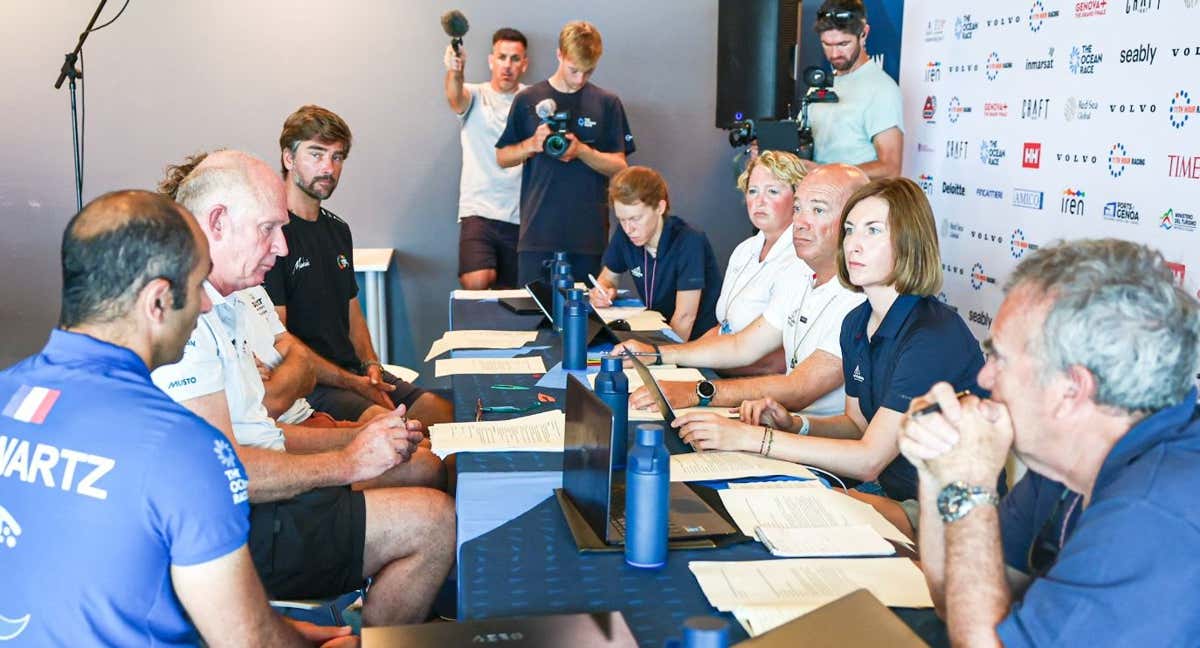 Reunión del Jurado presidido por Andrés Pérez, tercero por la derecha. /THE OCEAN RACE