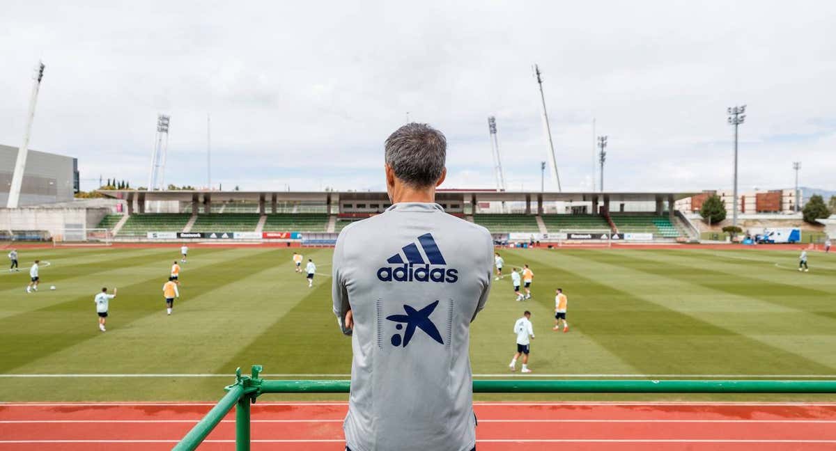 Luis Enrique subido al andamio durante un entrenamiento de la Selección.