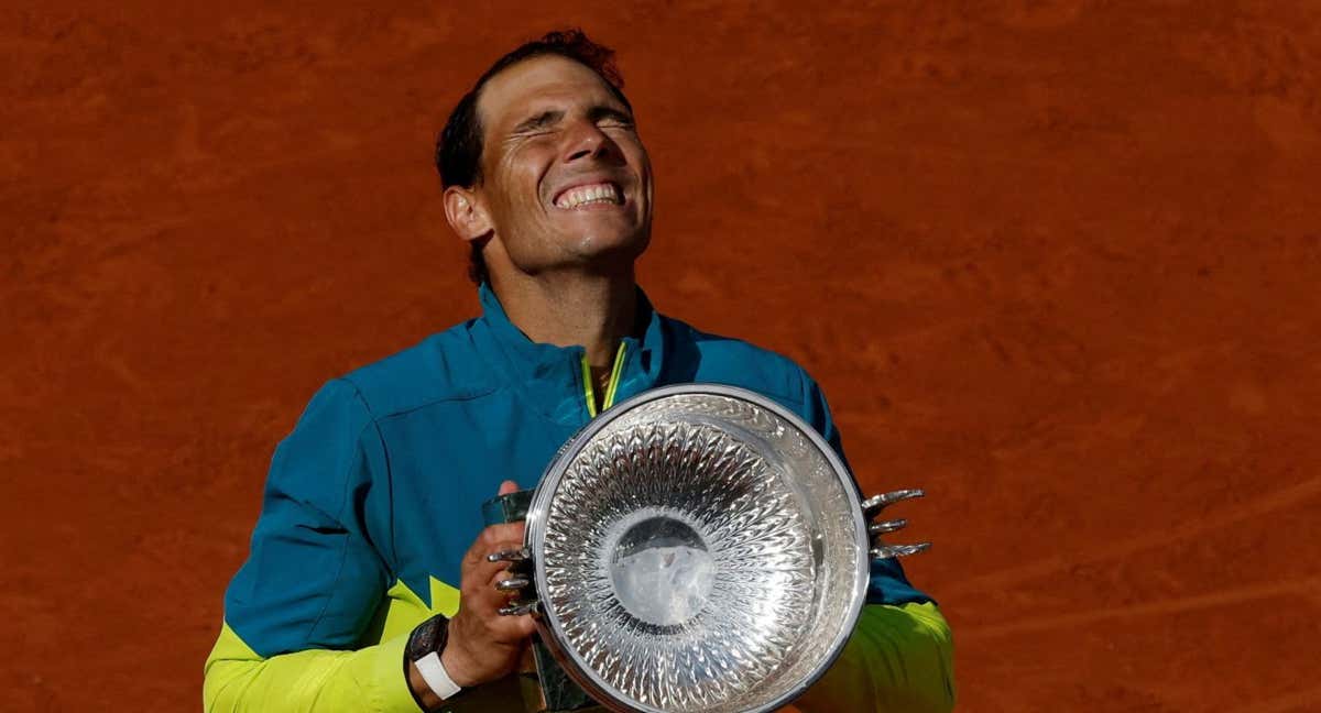 Nadal, con su último título de Roland Garros. /REUTERS