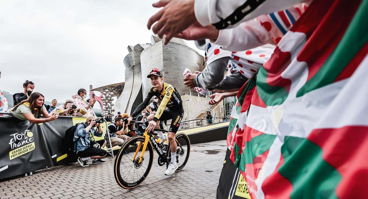 Jonas Vingegaard pedalea junto a una 'ikurriña' durante la presentación del Tour de Francia 2023 en Bilbao.