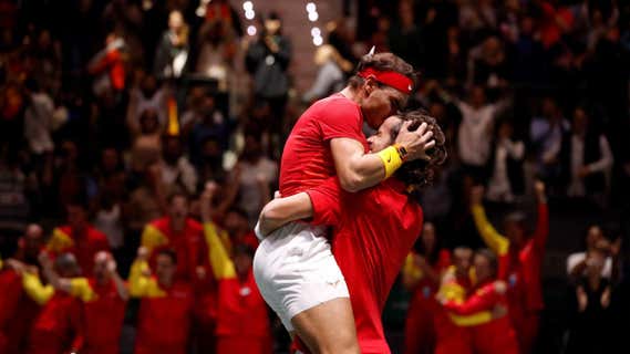 Rafael Nadal besa a Feliciano López durante la Copa Davis 2019. /EFE/Juanjo Martín