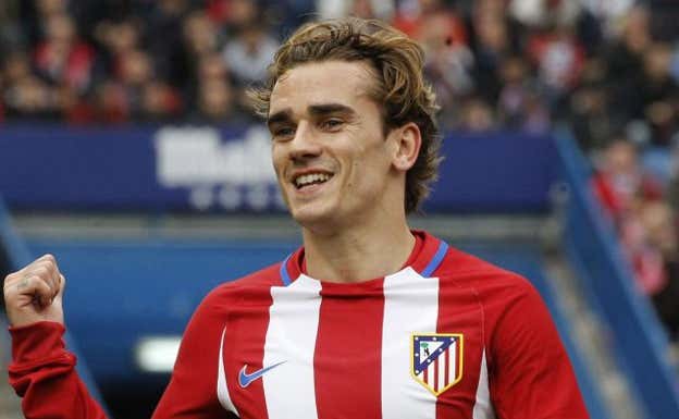 Griezmann, en un partido de la 2016-17, con el anterior escudo del Atlético de Madrid.  EFE