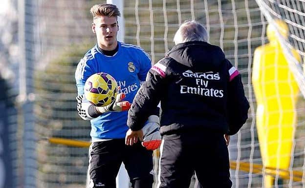 Marcos Lavín, en un entrenamiento con el primer equipo del Real Madrid.  REAL MADRID