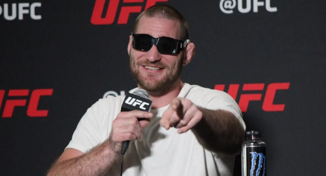 Strickland, Magomedov y un combate extraño solventado con “mucho dinero”