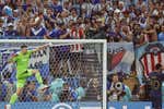 Entra en vigor la regla anti 'Dibu': los porteros ya no podrán 'vacilar' y provocar a los lanzadores de penaltis