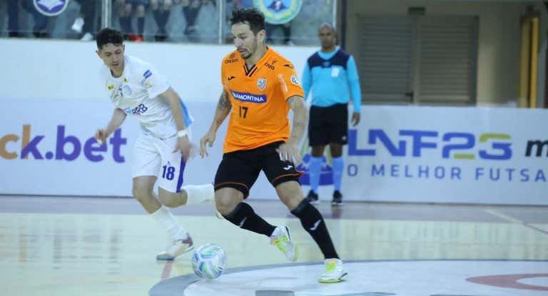 Mithyuê controla un balón durante un partido de Associação Carlos Barbosa de Futsal en la Liga Nacional de Brasil.