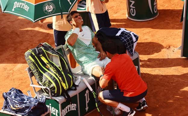 Alcaraz, tratado por calambres durante las semifinales de Roland Garros. REUTERS