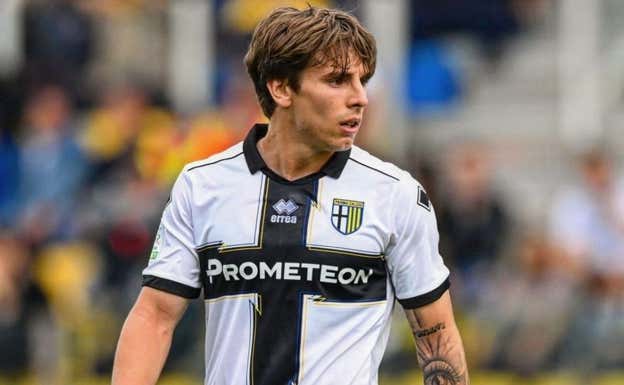 Bernabé durante un partido con el Parma.  @adriabernabe