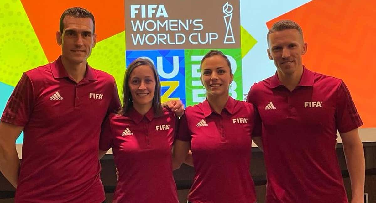 Las árbitras Marta Huerta y Guadalupe Porras junto a Juan Martínez y Alejandro Hernández en una formación del Mundial femenino.
