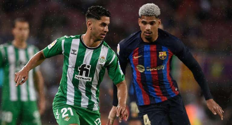 Ayoze, con el azulgrana Araujo a su lado, en un partido con el Betis.
