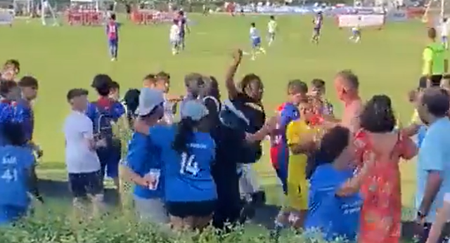 Intento de puñalada en un partido de fútbol base