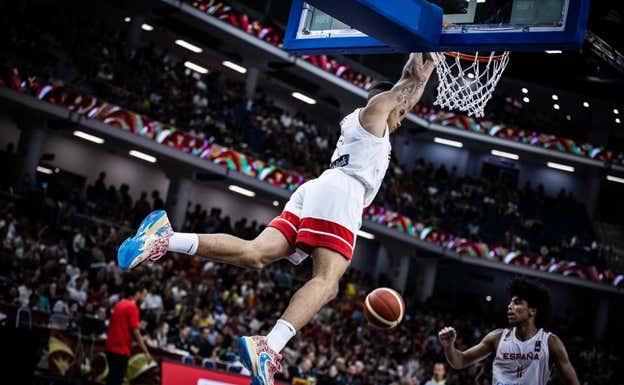 Isaac Nogués se cuelga del aro.  FIBA