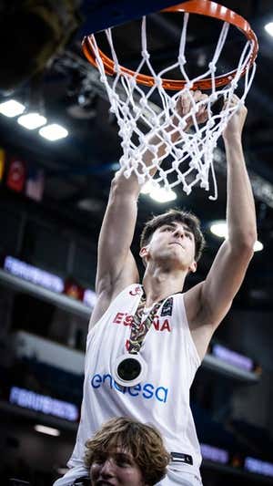Langarita corta la red tras ser campeón del Mundial Sub-19.  FIBA