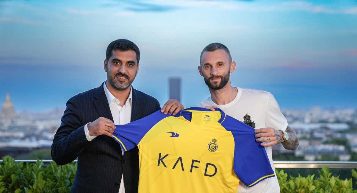 Brozovic posa con su nueva camiseta tras la confirmación del fichaje. /AL NASSR