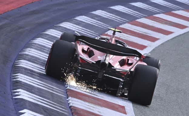 Carlos Sainz apura los límites de pista en la última curva del Red Bull Ring.  EP