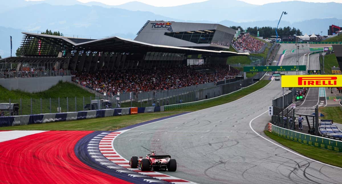 Carlos Sainz afronta la curva 10 durante la clasificación del GP de Austria 2023. /EP