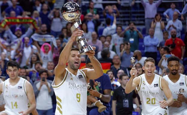 Felipe Reyes levanta la Supercopa de 2019 con el Real Madrid.  EFE