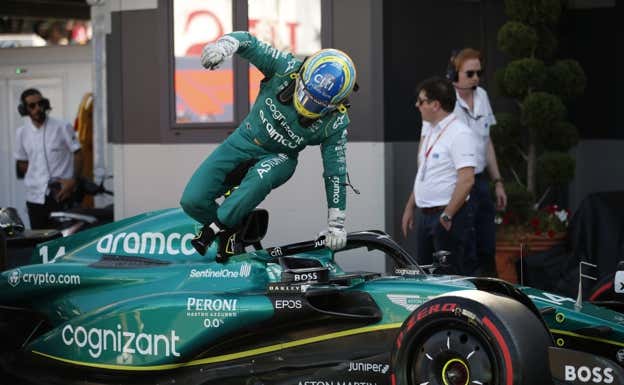 Fernando Alonso sale de su monoplaza en una carrera de la F1 2023.  Aston Martin