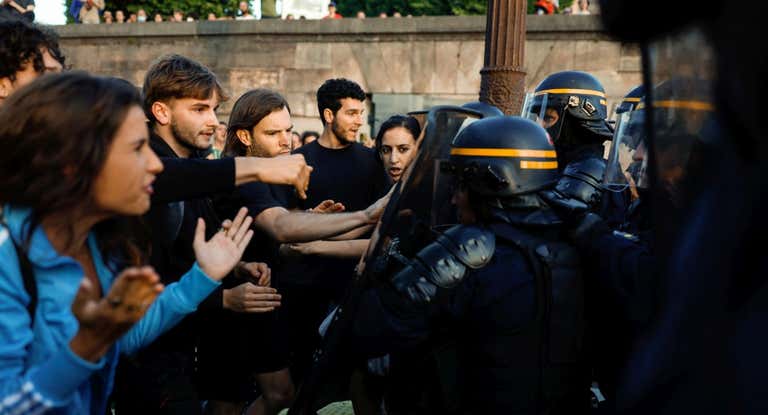 Gente manifestándose por el asesinato de Nahel en la Plaza de la Concordia.