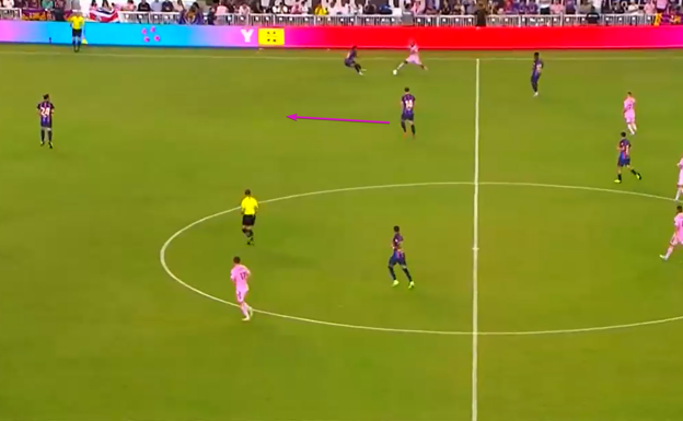 Nico no está situado donde debe para evitar la conducción hacia dentro del rival.  WYSCOUT