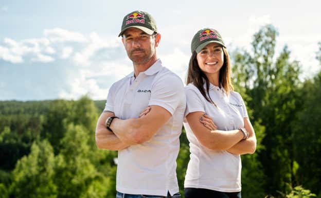 Sébastien Loeb y Cristina Gutiérrez, con los colores de Dacia.  Dacia