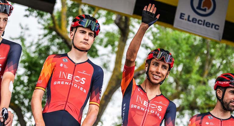 Carlos Rodríguez (izquierda), debutante en el Tour de Francia, junto a Egan Bernal (derecha).