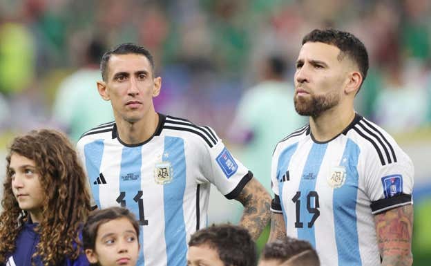 Tras muchos años como compañeros en Argentina, Di María y Otamendi se reunirán en Lisboa.  AFP