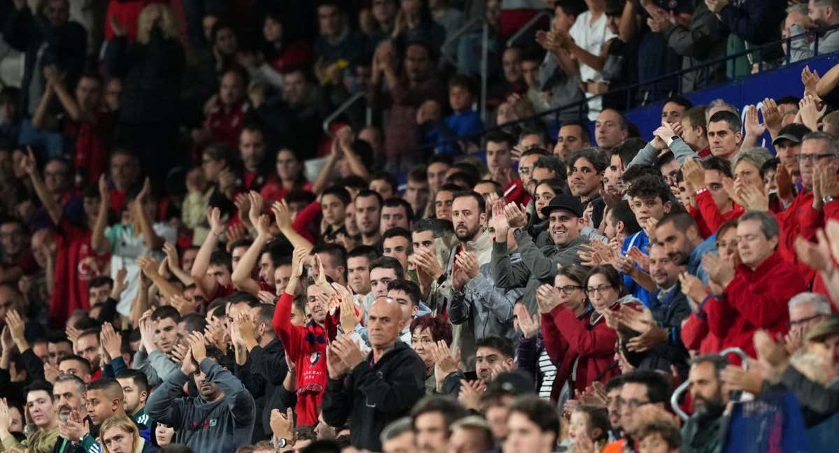 Aficionados de Osasuna en la grada de El Sadar. /Getty