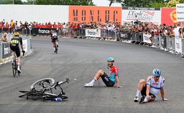 Guarnieri, en el centro, y Jakobsen, derecha, tras caerse este martes en Nogaro. REUTERS
