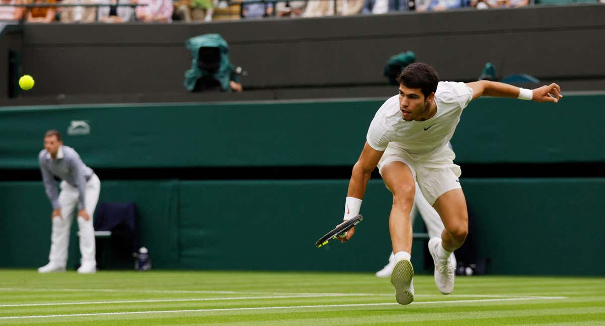 Carlos Alcaraz vence a Chardy en su debut en Wimbledon./REUTERS