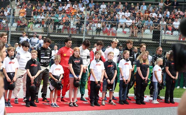 Los pilotos de la F1 guardan un minuto de silencio por Dilano Van't Hoff en el GP de Austria 2023.  EP