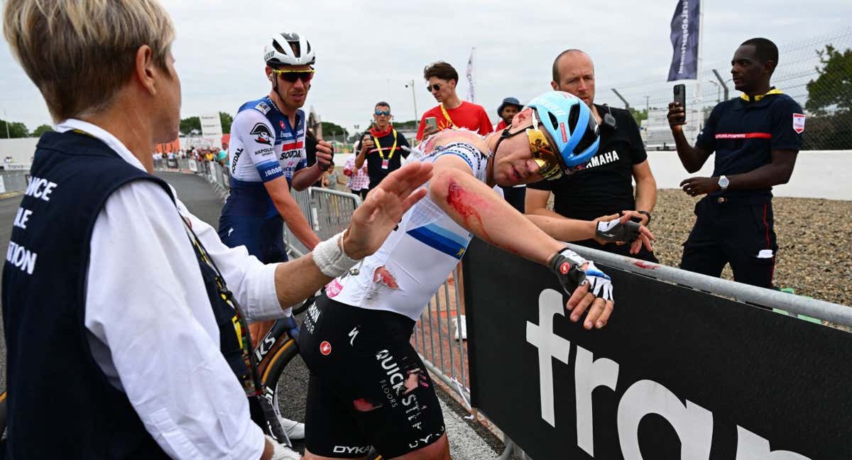 Fabio Jakobsen tras la caída de este martes en Nogaro./REUTERS