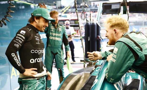 Fernando Alonso bromea con Mikey Brown durante el GP de Austria 2023.  Aston Martin