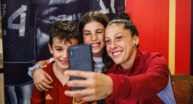 Jenni Hermoso posa sonriente con unos fans en Avilés.
