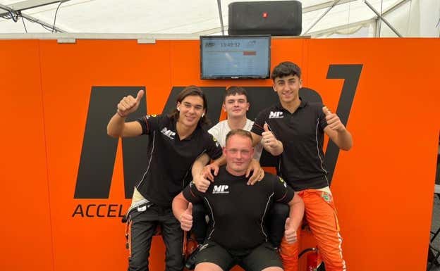 Mari Boya, Dilano Van't Hoff  y Sami Meguetounif, con un mecánico de MP Motorsport de su edad.  MP Motorsport