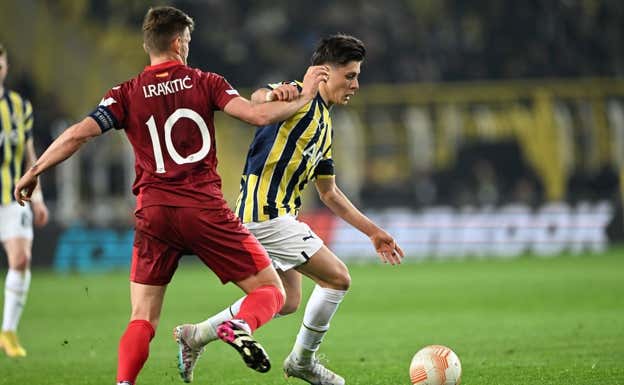 Arda Güler contra el Sevilla en un partido de Europa League.  AFP