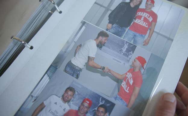 Cedenilla, junto a varios jugadores del Real Madrid cuando visitó Valdebas  Pablo Muñoz