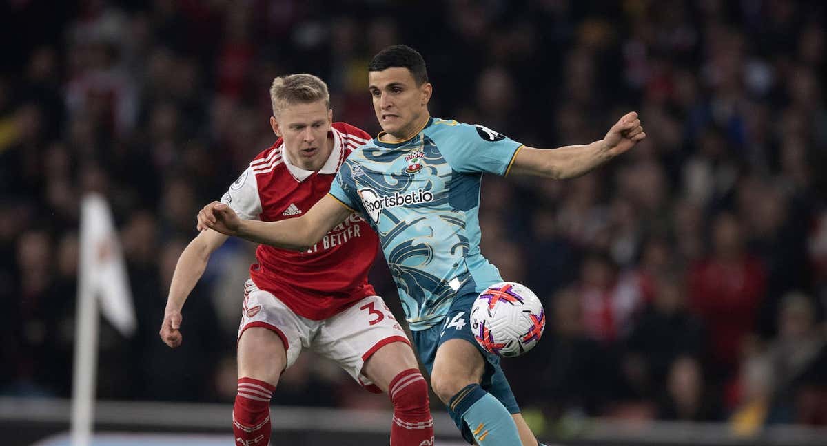 Mohamed Elyounoussi pelea por un balón con Zinchenko. /Getty