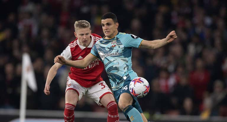 Mohamed Elyounoussi pelea por un balón con Zinchenko.