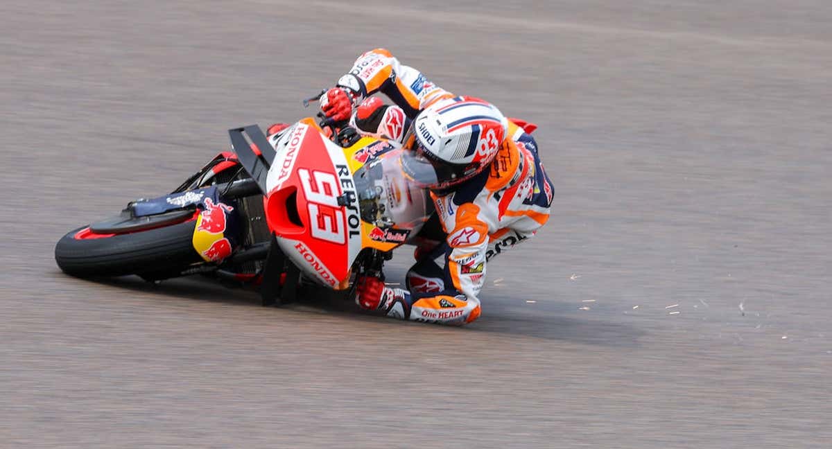 Marc Márquez se va al suelo durante el GP de Alemania. /Reuters