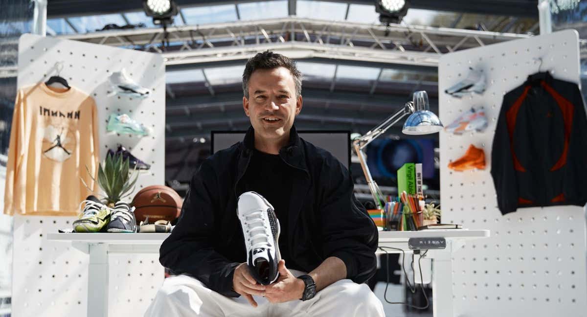 Martin Lotti sostiene unas Jordan 38 en el Jordan Design Studio de París.